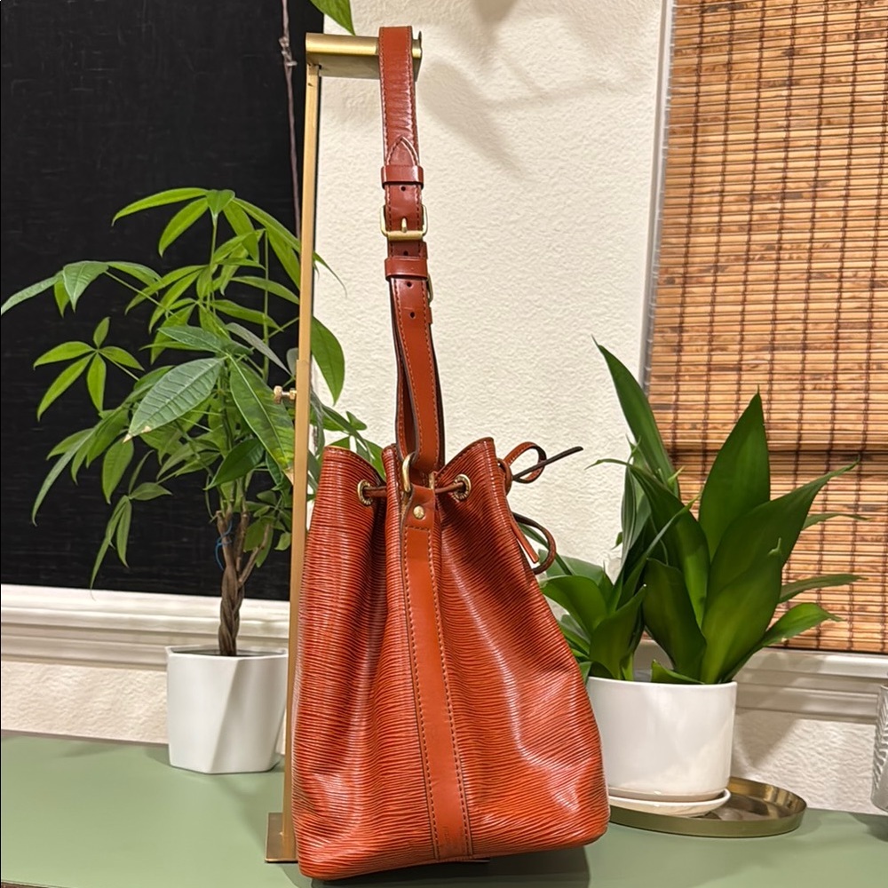 Louis Vuitton Epi Leather Noe MM in Kenyan Fauve - Picture 6 of 15